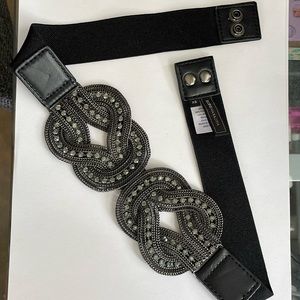 Elastic belt with snaps
